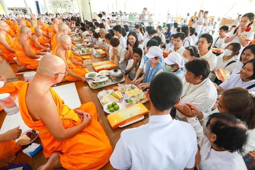 ภาพ No.143575:พิธีถวายภัตตาหารเพื่อเป็นกำลังแห่งการเข้าถึงธรรม ของพระภิกษุสามเณร วัดพระธรรมกาย วันเสาร์ที่ 6 กรกฏาคม พ.ศ. 2567 ณ หอฉันคุณยายอาจารย์ วัดพระธรรมกาย จ.ปทุมธานี