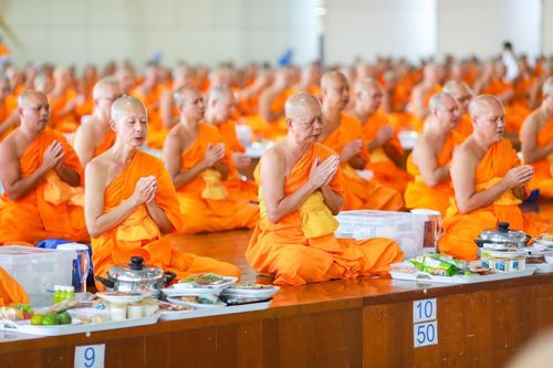 ภาพ No.143576:พิธีถวายภัตตาหารเพื่อเป็นกำลังแห่งการเข้าถึงธรรม ของพระภิกษุสามเณร วัดพระธรรมกาย วันเสาร์ที่ 6 กรกฏาคม พ.ศ. 2567 ณ หอฉันคุณยายอาจารย์ วัดพระธรรมกาย จ.ปทุมธานี