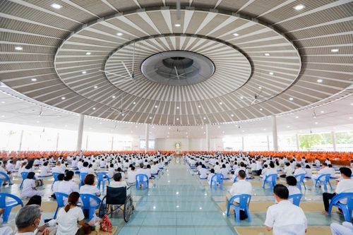 ภาพ No.143579:พิธีถวายภัตตาหารเพื่อเป็นกำลังแห่งการเข้าถึงธรรม ของพระภิกษุสามเณร วัดพระธรรมกาย วันเสาร์ที่ 6 กรกฏาคม พ.ศ. 2567 ณ หอฉันคุณยายอาจารย์ วัดพระธรรมกาย จ.ปทุมธานี