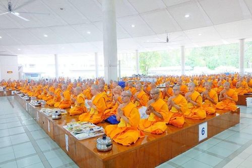 ภาพ No.143582:พิธีถวายภัตตาหารเพื่อเป็นกำลังแห่งการเข้าถึงธรรม ของพระภิกษุสามเณร วัดพระธรรมกาย วันเสาร์ที่ 6 กรกฏาคม พ.ศ. 2567 ณ หอฉันคุณยายอาจารย์ วัดพระธรรมกาย จ.ปทุมธานี