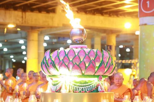 ภาพ No.143590:พิธีเวียนประทักษิณรอบพระมหาธรรมกายเจดีย์ ในวันอาทิตย์ต้นเดือนกรกฎาคม พ.ศ. 2567 เวลา 19.00 น. 