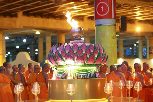 ภาพ No.143589:พิธีเวียนประทักษิณรอบพระมหาธรรมกายเจดีย์ ในวันอาทิตย์ต้นเดือนกรกฎาคม พ.ศ. 2567 เวลา 19.00 น. 