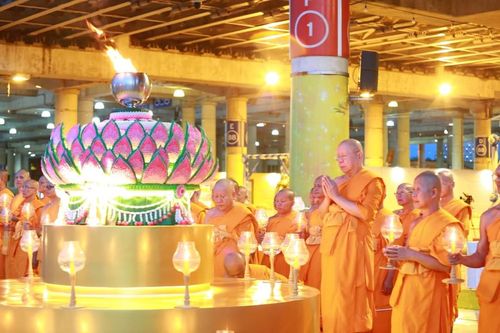 ภาพ No.143592:พิธีเวียนประทักษิณรอบพระมหาธรรมกายเจดีย์ ในวันอาทิตย์ต้นเดือนกรกฎาคม พ.ศ. 2567 เวลา 19.00 น. 