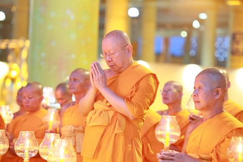 ภาพ No.143593:พิธีเวียนประทักษิณรอบพระมหาธรรมกายเจดีย์ ในวันอาทิตย์ต้นเดือนกรกฎาคม พ.ศ. 2567 เวลา 19.00 น. 