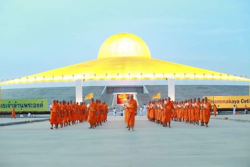 ภาพ No.143594:พิธีเวียนประทักษิณรอบพระมหาธรรมกายเจดีย์ ในวันอาทิตย์ต้นเดือนกรกฎาคม พ.ศ. 2567 เวลา 19.00 น. 