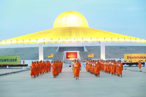 ภาพ No.143595:พิธีเวียนประทักษิณรอบพระมหาธรรมกายเจดีย์ ในวันอาทิตย์ต้นเดือนกรกฎาคม พ.ศ. 2567 เวลา 19.00 น. 