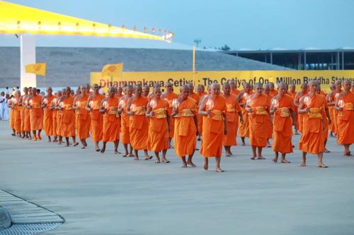 ภาพ No.143596:พิธีเวียนประทักษิณรอบพระมหาธรรมกายเจดีย์ ในวันอาทิตย์ต้นเดือนกรกฎาคม พ.ศ. 2567 เวลา 19.00 น. 