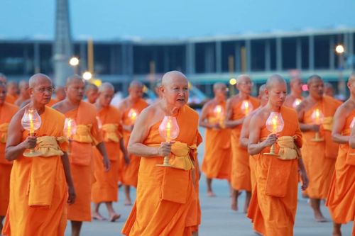 ภาพ No.143597:พิธีเวียนประทักษิณรอบพระมหาธรรมกายเจดีย์ ในวันอาทิตย์ต้นเดือนกรกฎาคม พ.ศ. 2567 เวลา 19.00 น. 