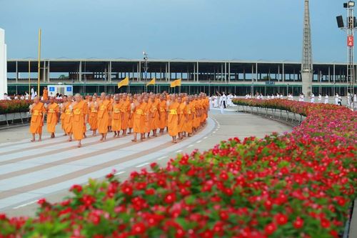 ภาพ No.143600:พิธีเวียนประทักษิณรอบพระมหาธรรมกายเจดีย์ ในวันอาทิตย์ต้นเดือนกรกฎาคม พ.ศ. 2567 เวลา 19.00 น. 