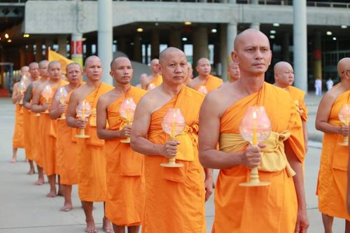 ภาพ No.143599:พิธีเวียนประทักษิณรอบพระมหาธรรมกายเจดีย์ ในวันอาทิตย์ต้นเดือนกรกฎาคม พ.ศ. 2567 เวลา 19.00 น. 