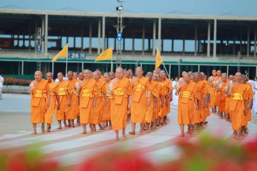 พิธีเวียนประทักษิณรอบพระมหาธรรมกายเจดีย์ ในวันอาทิตย์ต้นเดือนกรกฎาคม พ.ศ. 2567 เวลา 19.00 น. 