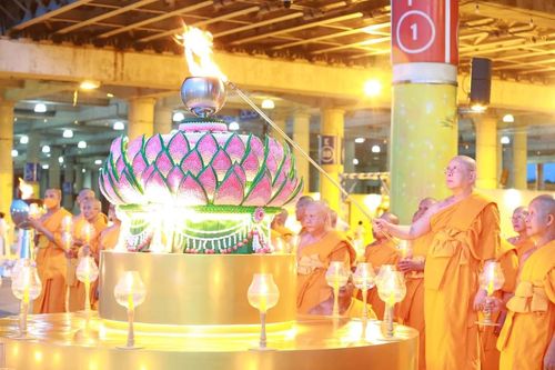 ภาพ No.143603:พิธีเวียนประทักษิณรอบพระมหาธรรมกายเจดีย์ ในวันอาทิตย์ต้นเดือนกรกฎาคม พ.ศ. 2567 เวลา 19.00 น. 