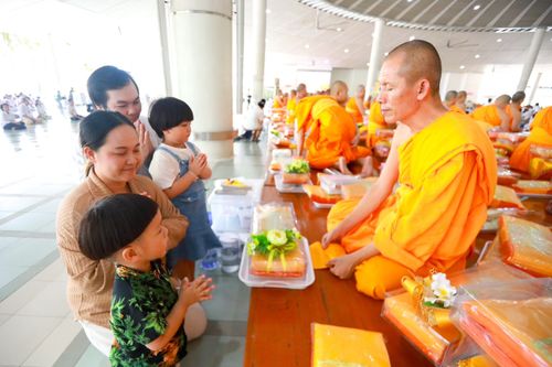 ภาพ No.147663:ภาพบรรยากาศ พิธีถวายภัตตาหารเมนูสวรรค์ ในพรรษาแห่งการเข้าถึงธรรม วันเสาร์ที่ 10 สิงหาคม 2567 ณ หอฉันคุณยายอาจารย์ฯ วัดพระธรรมกาย ถ่ายโดย อาสาสมัคร