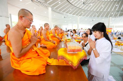 ภาพ No.147665:ภาพบรรยากาศ พิธีถวายภัตตาหารเมนูสวรรค์ ในพรรษาแห่งการเข้าถึงธรรม วันเสาร์ที่ 10 สิงหาคม 2567 ณ หอฉันคุณยายอาจารย์ฯ วัดพระธรรมกาย ถ่ายโดย อาสาสมัคร