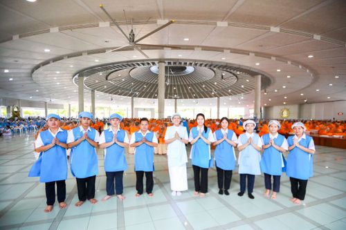 ภาพ No.147668:ภาพบรรยากาศ พิธีถวายภัตตาหารเมนูสวรรค์ ในพรรษาแห่งการเข้าถึงธรรม วันเสาร์ที่ 10 สิงหาคม 2567 ณ หอฉันคุณยายอาจารย์ฯ วัดพระธรรมกาย ถ่ายโดย อาสาสมัคร