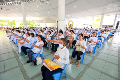 ภาพ No.147670:ภาพบรรยากาศ พิธีถวายภัตตาหารเมนูสวรรค์ ในพรรษาแห่งการเข้าถึงธรรม วันเสาร์ที่ 10 สิงหาคม 2567 ณ หอฉันคุณยายอาจารย์ฯ วัดพระธรรมกาย ถ่ายโดย อาสาสมัคร