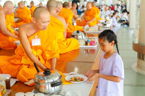 ภาพ No.147672:ภาพบรรยากาศ พิธีถวายภัตตาหารเมนูสวรรค์ ในพรรษาแห่งการเข้าถึงธรรม วันเสาร์ที่ 10 สิงหาคม 2567 ณ หอฉันคุณยายอาจารย์ฯ วัดพระธรรมกาย ถ่ายโดย อาสาสมัคร