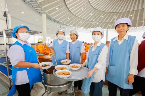 ภาพ No.147679:ภาพบรรยากาศ พิธีถวายภัตตาหารเมนูสวรรค์ ในพรรษาแห่งการเข้าถึงธรรม วันเสาร์ที่ 10 สิงหาคม 2567 ณ หอฉันคุณยายอาจารย์ฯ วัดพระธรรมกาย ถ่ายโดย อาสาสมัคร