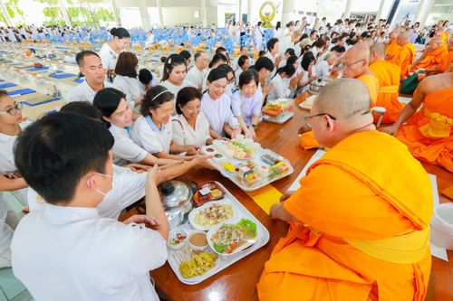 ภาพ No.147680:ภาพบรรยากาศ พิธีถวายภัตตาหารเมนูสวรรค์ ในพรรษาแห่งการเข้าถึงธรรม วันเสาร์ที่ 10 สิงหาคม 2567 ณ หอฉันคุณยายอาจารย์ฯ วัดพระธรรมกาย ถ่ายโดย อาสาสมัคร
