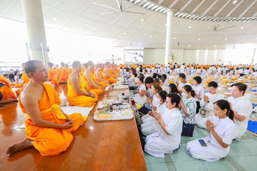 ภาพบรรยากาศ พิธีถวายภัตตาหารเมนูสวรรค์ ในพรรษาแห่งการเข้าถึงธรรม วันเสาร์ที่ 10 สิงหาคม 2567 ณ หอฉันคุณยายอาจารย์ฯ วัดพระธรรมกาย ถ่ายโดย อาสาสมัคร