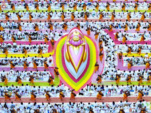 ภาพ No.287502:วันที่ 3 มกราคม พ.ศ. 2569 พิธีต้อนรับพระธรรมยาตรา ในโครงการธรรมยาตรา กตัญญูบูชา มหาปูชนียาจารย์ พระมงคลเทพมุนี(สด จนฺทสโร) พระผู้ปราบมาร อนุสรณ์สถาน 7 แห่ง ปีที่ 14 ณ อนุสรณ์สถานมหาวิหารพระมงคลเทพมุนี (โลตัสแลนด์) อ.สองพี่น้อง จ.สุพรรณบุรี