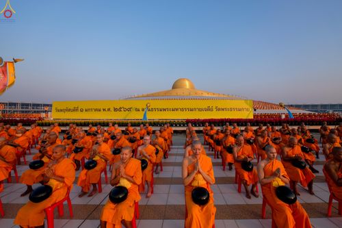 ภาพ No.279732:วันที่ 1 มกราคม พ.ศ.2569 พิธีตักบาตรในวันขึ้นปีใหม่ ณ ลานธรรม วัดพระธรรมกาย