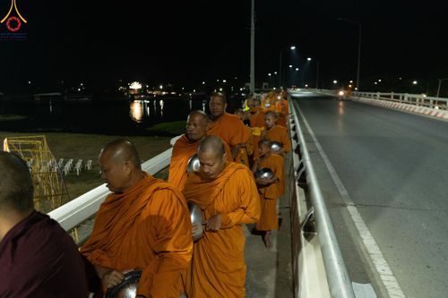 ภาพ No.185693:พิธีตักบาตรพระ 10,000 รูป ครั้งที่ 3 เนื่องในโอกาส 193 ปี จังหวัดกาญจนบุรี อุทิศส่วนกุศลให้แด่บรรพชน และเพื่อช่วยเหลือผู้ประสบภัยพิบัติต่างๆ วันเสาร์ที่ 21 ธันวาคม พ.ศ. 2567