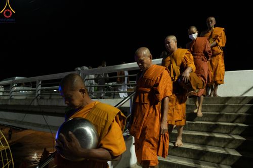 ภาพ No.185696:พิธีตักบาตรพระ 10,000 รูป ครั้งที่ 3 เนื่องในโอกาส 193 ปี จังหวัดกาญจนบุรี อุทิศส่วนกุศลให้แด่บรรพชน และเพื่อช่วยเหลือผู้ประสบภัยพิบัติต่างๆ วันเสาร์ที่ 21 ธันวาคม พ.ศ. 2567