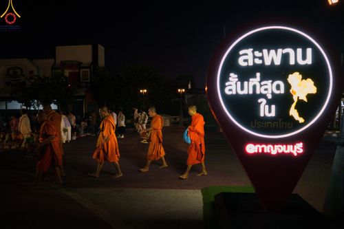 ภาพ No.185701:พิธีตักบาตรพระ 10,000 รูป ครั้งที่ 3 เนื่องในโอกาส 193 ปี จังหวัดกาญจนบุรี อุทิศส่วนกุศลให้แด่บรรพชน และเพื่อช่วยเหลือผู้ประสบภัยพิบัติต่างๆ วันเสาร์ที่ 21 ธันวาคม พ.ศ. 2567