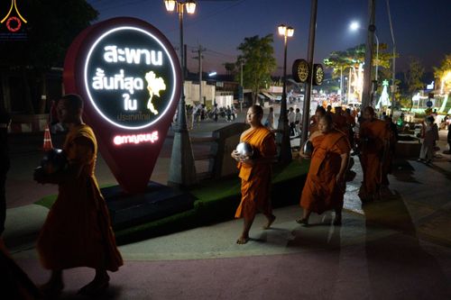 ภาพ No.185702:พิธีตักบาตรพระ 10,000 รูป ครั้งที่ 3 เนื่องในโอกาส 193 ปี จังหวัดกาญจนบุรี อุทิศส่วนกุศลให้แด่บรรพชน และเพื่อช่วยเหลือผู้ประสบภัยพิบัติต่างๆ วันเสาร์ที่ 21 ธันวาคม พ.ศ. 2567