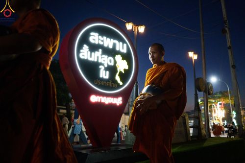 ภาพ No.185703:พิธีตักบาตรพระ 10,000 รูป ครั้งที่ 3 เนื่องในโอกาส 193 ปี จังหวัดกาญจนบุรี อุทิศส่วนกุศลให้แด่บรรพชน และเพื่อช่วยเหลือผู้ประสบภัยพิบัติต่างๆ วันเสาร์ที่ 21 ธันวาคม พ.ศ. 2567