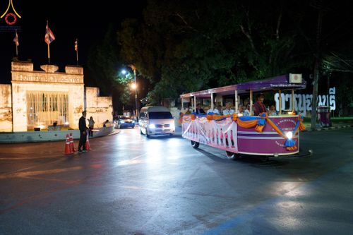 ภาพ No.185705:พิธีตักบาตรพระ 10,000 รูป ครั้งที่ 3 เนื่องในโอกาส 193 ปี จังหวัดกาญจนบุรี อุทิศส่วนกุศลให้แด่บรรพชน และเพื่อช่วยเหลือผู้ประสบภัยพิบัติต่างๆ วันเสาร์ที่ 21 ธันวาคม พ.ศ. 2567