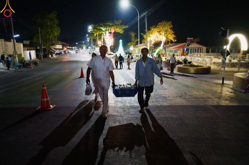 ภาพ No.185710:พิธีตักบาตรพระ 10,000 รูป ครั้งที่ 3 เนื่องในโอกาส 193 ปี จังหวัดกาญจนบุรี อุทิศส่วนกุศลให้แด่บรรพชน และเพื่อช่วยเหลือผู้ประสบภัยพิบัติต่างๆ วันเสาร์ที่ 21 ธันวาคม พ.ศ. 2567