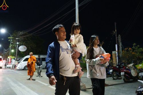 ภาพ No.185712:พิธีตักบาตรพระ 10,000 รูป ครั้งที่ 3 เนื่องในโอกาส 193 ปี จังหวัดกาญจนบุรี อุทิศส่วนกุศลให้แด่บรรพชน และเพื่อช่วยเหลือผู้ประสบภัยพิบัติต่างๆ วันเสาร์ที่ 21 ธันวาคม พ.ศ. 2567