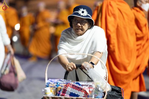 ภาพ No.185722:พิธีตักบาตรพระ 10,000 รูป ครั้งที่ 3 เนื่องในโอกาส 193 ปี จังหวัดกาญจนบุรี อุทิศส่วนกุศลให้แด่บรรพชน และเพื่อช่วยเหลือผู้ประสบภัยพิบัติต่างๆ วันเสาร์ที่ 21 ธันวาคม พ.ศ. 2567