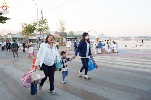 ภาพ No.185727:พิธีตักบาตรพระ 10,000 รูป ครั้งที่ 3 เนื่องในโอกาส 193 ปี จังหวัดกาญจนบุรี อุทิศส่วนกุศลให้แด่บรรพชน และเพื่อช่วยเหลือผู้ประสบภัยพิบัติต่างๆ วันเสาร์ที่ 21 ธันวาคม พ.ศ. 2567