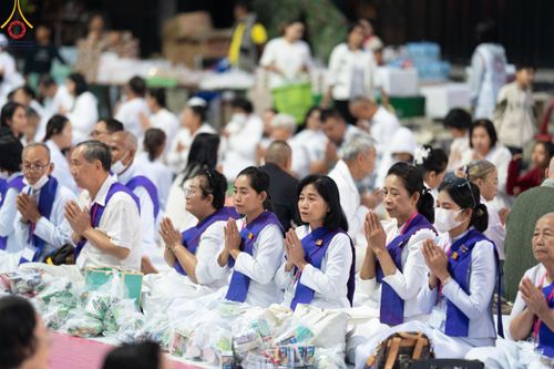 ภาพ No.185736:พิธีตักบาตรพระ 10,000 รูป ครั้งที่ 3 เนื่องในโอกาส 193 ปี จังหวัดกาญจนบุรี อุทิศส่วนกุศลให้แด่บรรพชน และเพื่อช่วยเหลือผู้ประสบภัยพิบัติต่างๆ วันเสาร์ที่ 21 ธันวาคม พ.ศ. 2567