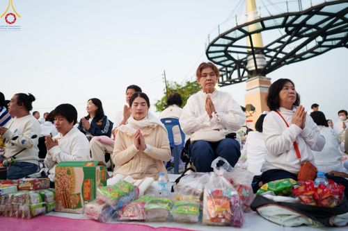 ภาพ No.185737:พิธีตักบาตรพระ 10,000 รูป ครั้งที่ 3 เนื่องในโอกาส 193 ปี จังหวัดกาญจนบุรี อุทิศส่วนกุศลให้แด่บรรพชน และเพื่อช่วยเหลือผู้ประสบภัยพิบัติต่างๆ วันเสาร์ที่ 21 ธันวาคม พ.ศ. 2567