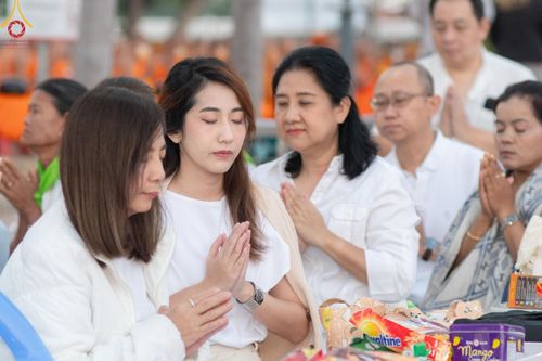 ภาพ No.185739:พิธีตักบาตรพระ 10,000 รูป ครั้งที่ 3 เนื่องในโอกาส 193 ปี จังหวัดกาญจนบุรี อุทิศส่วนกุศลให้แด่บรรพชน และเพื่อช่วยเหลือผู้ประสบภัยพิบัติต่างๆ วันเสาร์ที่ 21 ธันวาคม พ.ศ. 2567