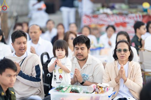 ภาพ No.185745:พิธีตักบาตรพระ 10,000 รูป ครั้งที่ 3 เนื่องในโอกาส 193 ปี จังหวัดกาญจนบุรี อุทิศส่วนกุศลให้แด่บรรพชน และเพื่อช่วยเหลือผู้ประสบภัยพิบัติต่างๆ วันเสาร์ที่ 21 ธันวาคม พ.ศ. 2567