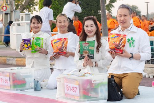 ภาพ No.185748:พิธีตักบาตรพระ 10,000 รูป ครั้งที่ 3 เนื่องในโอกาส 193 ปี จังหวัดกาญจนบุรี อุทิศส่วนกุศลให้แด่บรรพชน และเพื่อช่วยเหลือผู้ประสบภัยพิบัติต่างๆ วันเสาร์ที่ 21 ธันวาคม พ.ศ. 2567