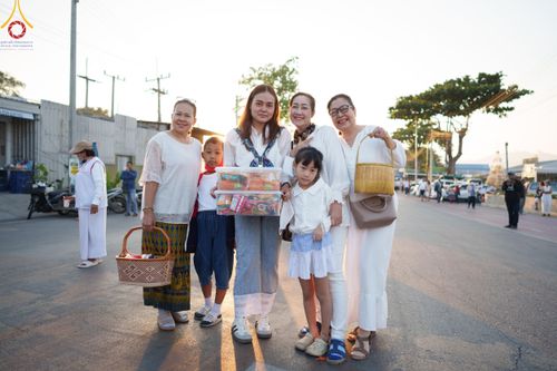 ภาพ No.185758:พิธีตักบาตรพระ 10,000 รูป ครั้งที่ 3 เนื่องในโอกาส 193 ปี จังหวัดกาญจนบุรี อุทิศส่วนกุศลให้แด่บรรพชน และเพื่อช่วยเหลือผู้ประสบภัยพิบัติต่างๆ วันเสาร์ที่ 21 ธันวาคม พ.ศ. 2567