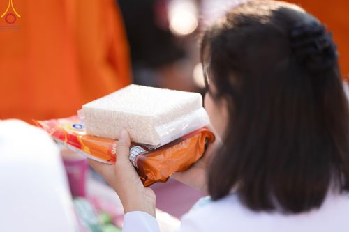 ภาพ No.185785:พิธีตักบาตรพระ 10,000 รูป ครั้งที่ 3 เนื่องในโอกาส 193 ปี จังหวัดกาญจนบุรี อุทิศส่วนกุศลให้แด่บรรพชน และเพื่อช่วยเหลือผู้ประสบภัยพิบัติต่างๆ วันเสาร์ที่ 21 ธันวาคม พ.ศ. 2567