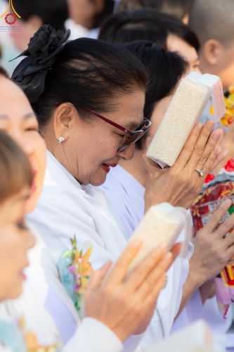 ภาพ No.185788:พิธีตักบาตรพระ 10,000 รูป ครั้งที่ 3 เนื่องในโอกาส 193 ปี จังหวัดกาญจนบุรี อุทิศส่วนกุศลให้แด่บรรพชน และเพื่อช่วยเหลือผู้ประสบภัยพิบัติต่างๆ วันเสาร์ที่ 21 ธันวาคม พ.ศ. 2567