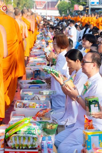 ภาพ No.185789:พิธีตักบาตรพระ 10,000 รูป ครั้งที่ 3 เนื่องในโอกาส 193 ปี จังหวัดกาญจนบุรี อุทิศส่วนกุศลให้แด่บรรพชน และเพื่อช่วยเหลือผู้ประสบภัยพิบัติต่างๆ วันเสาร์ที่ 21 ธันวาคม พ.ศ. 2567