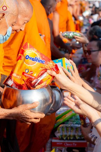 ภาพ No.185790:พิธีตักบาตรพระ 10,000 รูป ครั้งที่ 3 เนื่องในโอกาส 193 ปี จังหวัดกาญจนบุรี อุทิศส่วนกุศลให้แด่บรรพชน และเพื่อช่วยเหลือผู้ประสบภัยพิบัติต่างๆ วันเสาร์ที่ 21 ธันวาคม พ.ศ. 2567