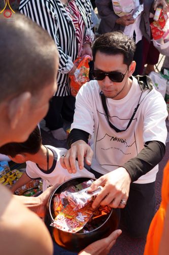 ภาพ No.185792:พิธีตักบาตรพระ 10,000 รูป ครั้งที่ 3 เนื่องในโอกาส 193 ปี จังหวัดกาญจนบุรี อุทิศส่วนกุศลให้แด่บรรพชน และเพื่อช่วยเหลือผู้ประสบภัยพิบัติต่างๆ วันเสาร์ที่ 21 ธันวาคม พ.ศ. 2567