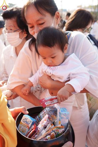 ภาพ No.185793:พิธีตักบาตรพระ 10,000 รูป ครั้งที่ 3 เนื่องในโอกาส 193 ปี จังหวัดกาญจนบุรี อุทิศส่วนกุศลให้แด่บรรพชน และเพื่อช่วยเหลือผู้ประสบภัยพิบัติต่างๆ วันเสาร์ที่ 21 ธันวาคม พ.ศ. 2567