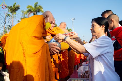 ภาพ No.185794:พิธีตักบาตรพระ 10,000 รูป ครั้งที่ 3 เนื่องในโอกาส 193 ปี จังหวัดกาญจนบุรี อุทิศส่วนกุศลให้แด่บรรพชน และเพื่อช่วยเหลือผู้ประสบภัยพิบัติต่างๆ วันเสาร์ที่ 21 ธันวาคม พ.ศ. 2567