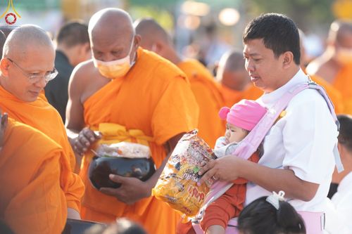 ภาพ No.185796:พิธีตักบาตรพระ 10,000 รูป ครั้งที่ 3 เนื่องในโอกาส 193 ปี จังหวัดกาญจนบุรี อุทิศส่วนกุศลให้แด่บรรพชน และเพื่อช่วยเหลือผู้ประสบภัยพิบัติต่างๆ วันเสาร์ที่ 21 ธันวาคม พ.ศ. 2567